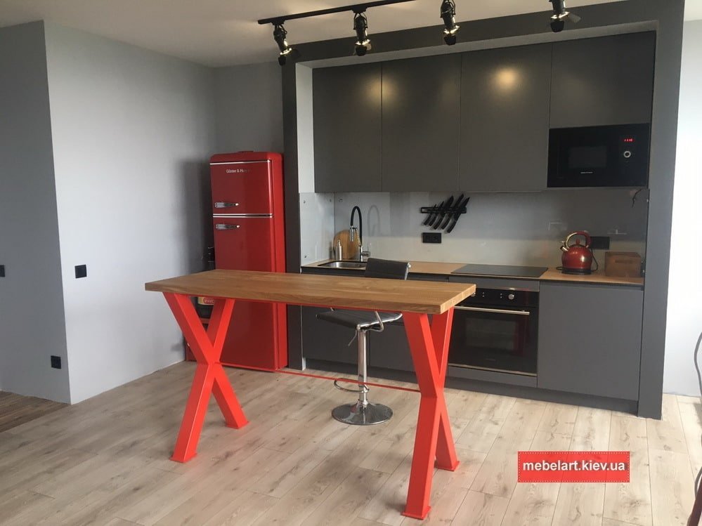 красный кухонный стол в стиле лофт с деревянной столешницей