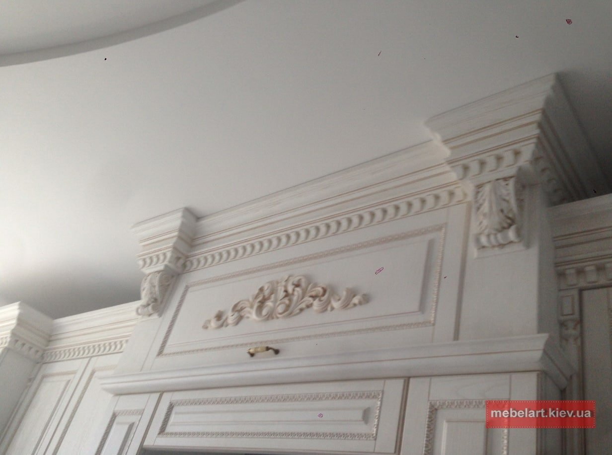 Белая деревянная кухня